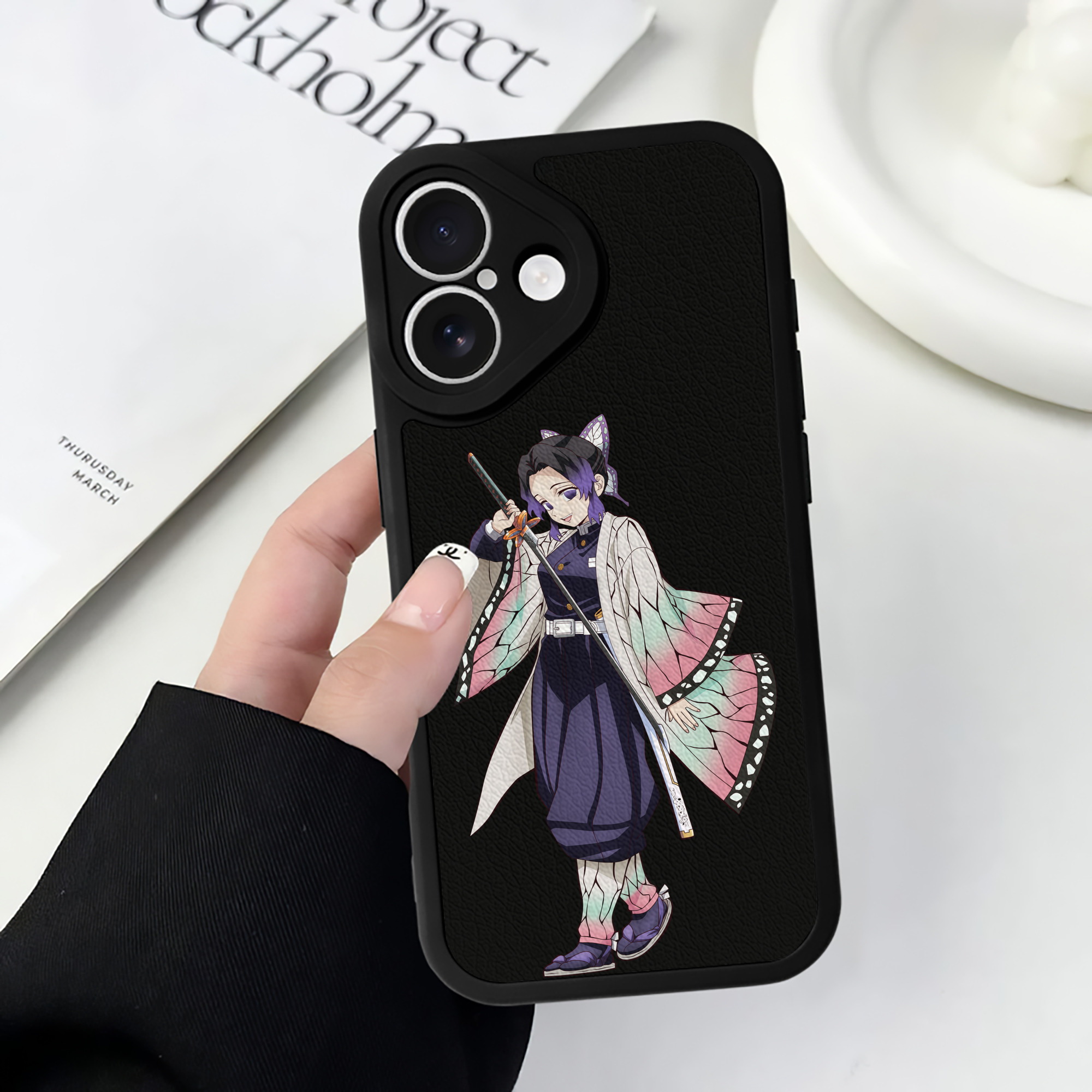 （画像用） 鬼滅の刃（きめつのやいば）蟲柱-胡蝶 しのぶ／こちょう しのぶ Kochou Shinobu 【iPhone 16シリーズ対応】シリコンスマホケース（レザー調） 材質：シリコン